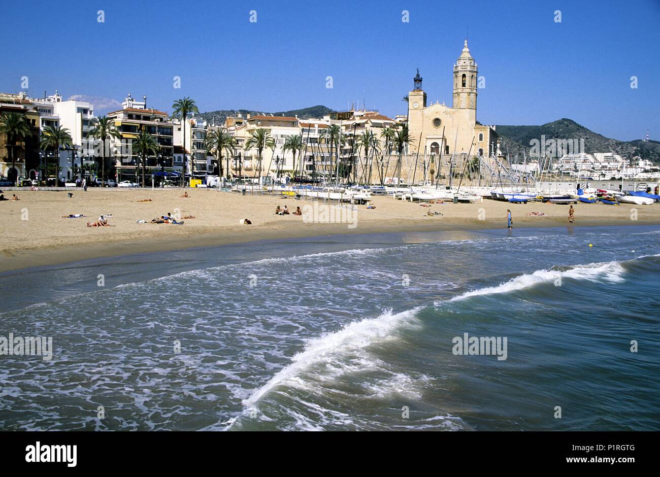 SPAIN - Catalonia - Garraf (district) - Barcelona. Sitges; playa / platja  de la Fragata, puerto deportivo, iglesia Stock Photo - Alamy