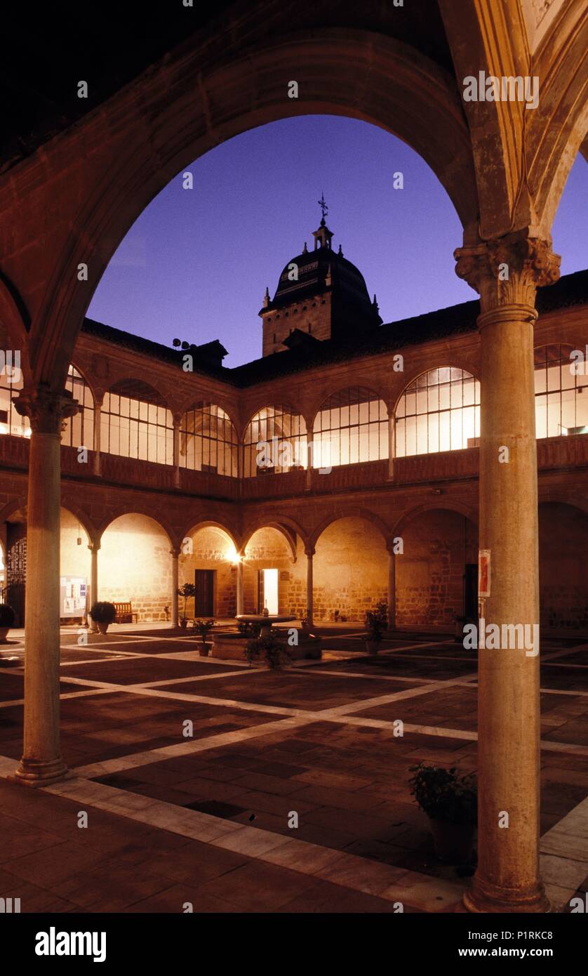 Úbeda, Hospital de / Santiago hospital; renaissance cloister / court (Vandelvira / 16th century). Stock Photo