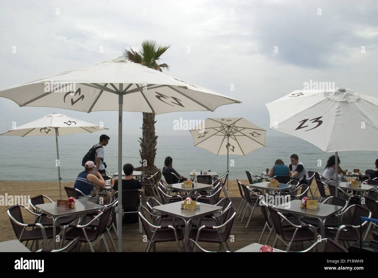 Barcelonés: Barcelona / Barceloneta; bar con terraza junto a la playa. Stock Photo