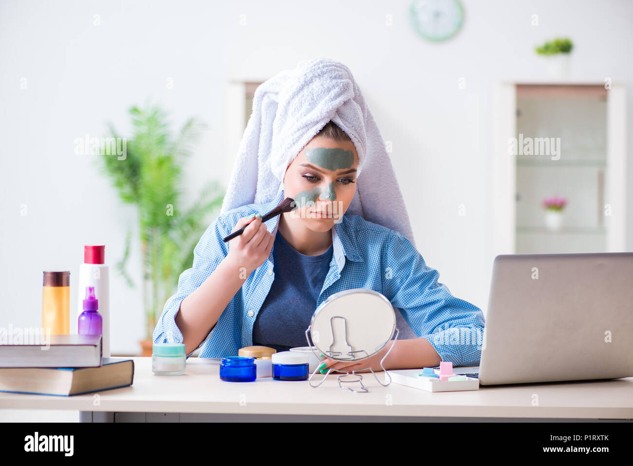 Beauty blogger applying mask hi-res stock photography and images - Alamy