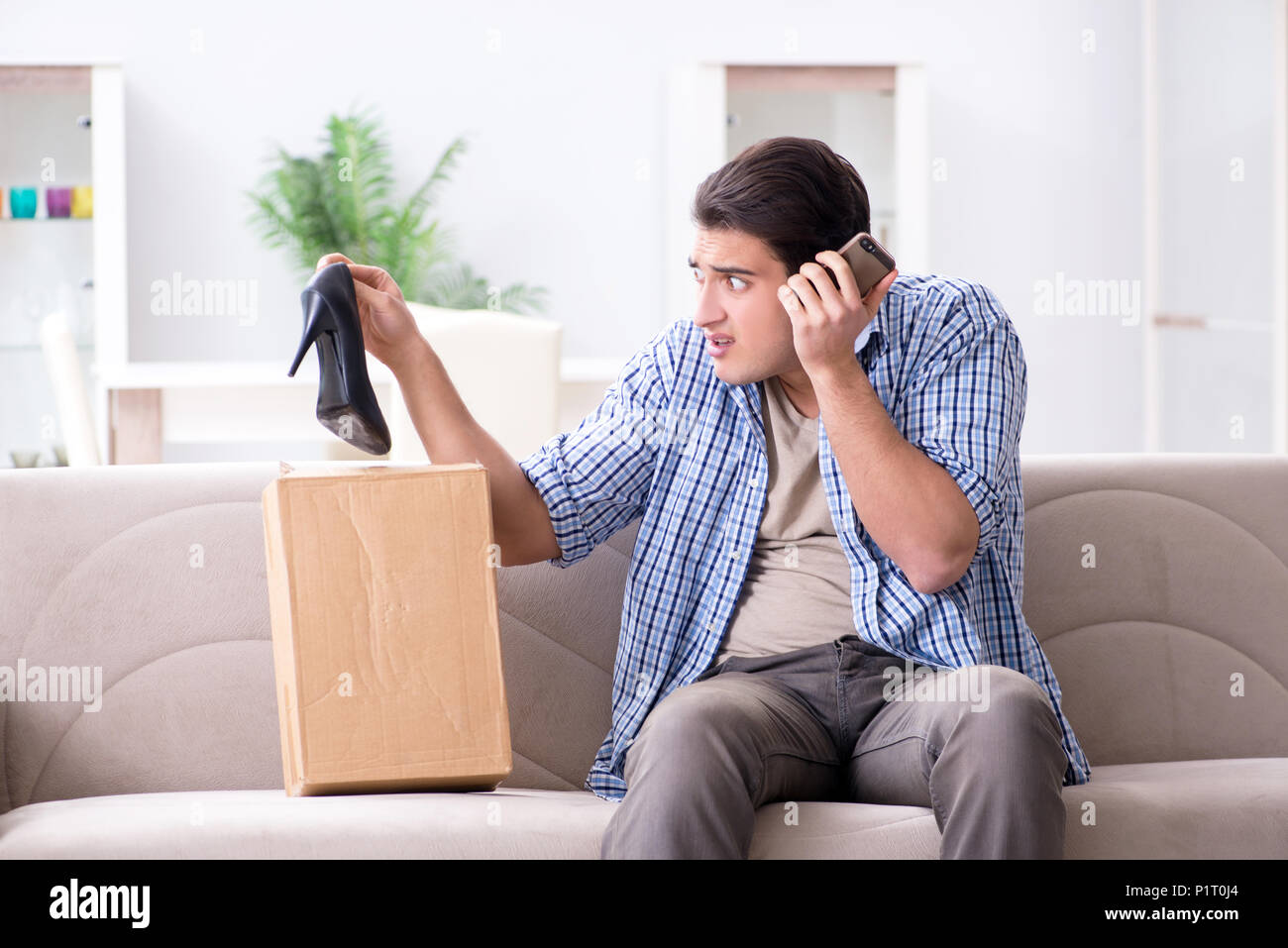 Estimated delivery. Wrong order. The red order. Мужчина и женщина с пакетами. Wrong order.