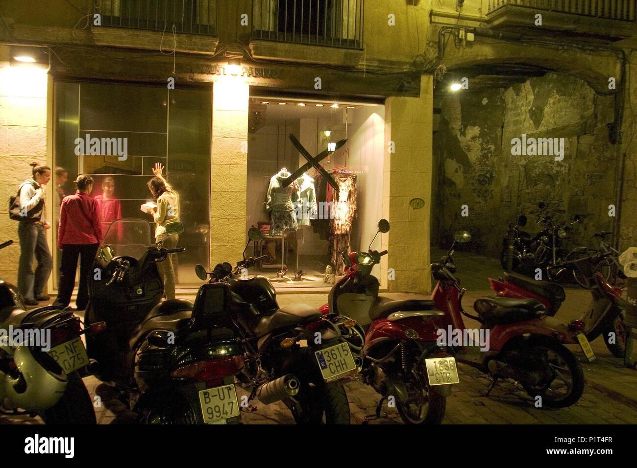 Barrio de El Borne (el más 'fashion' y bohemio de la ciudad antigua); tienda y jovenes decidiendo donde se consumirá la siguiente copa. Stock Photo