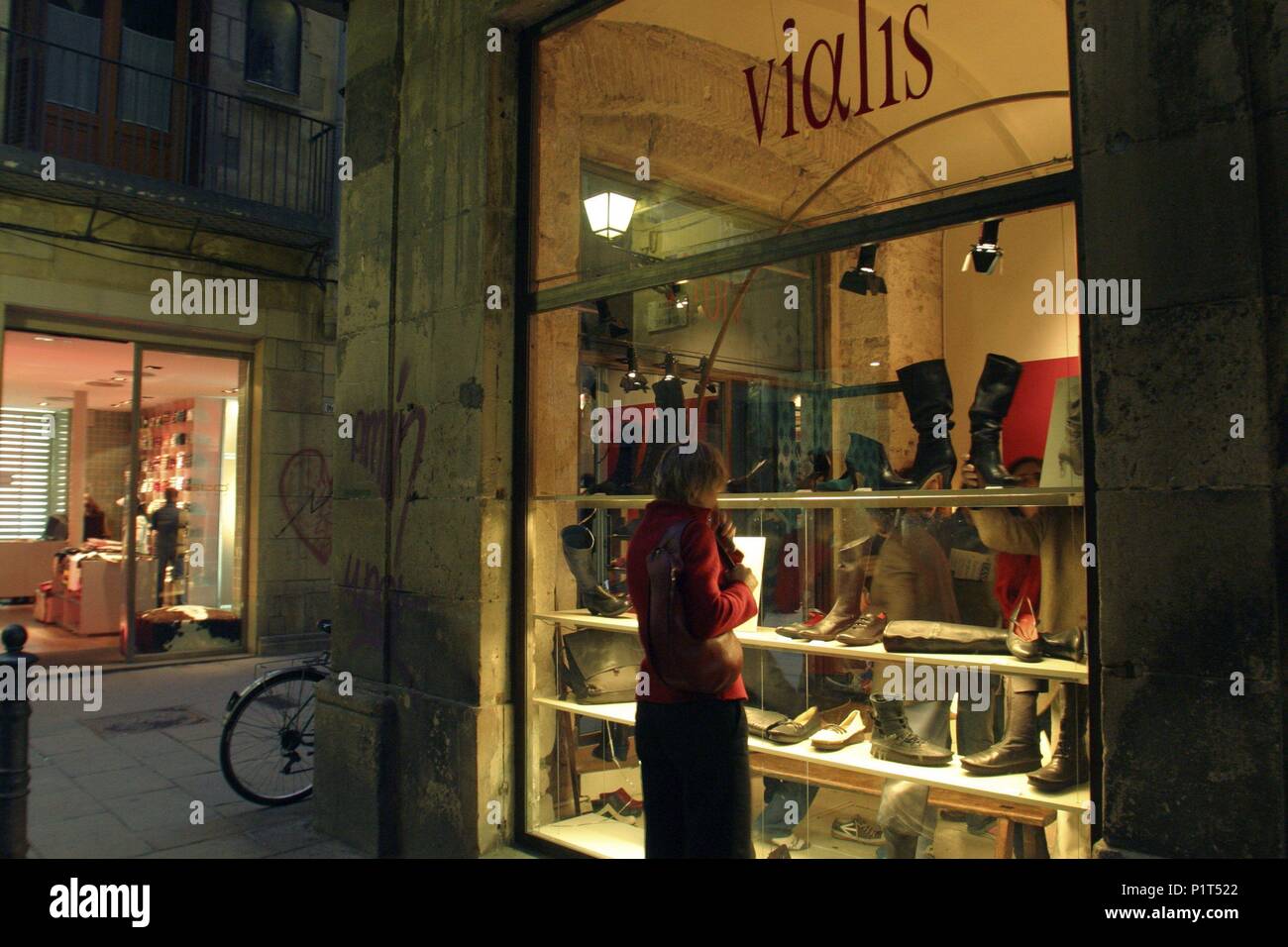 Barrio de El Borne (el más "fashion" de la ciudad antigua); tiendas de calzados y ropa de moda. Stock Photo