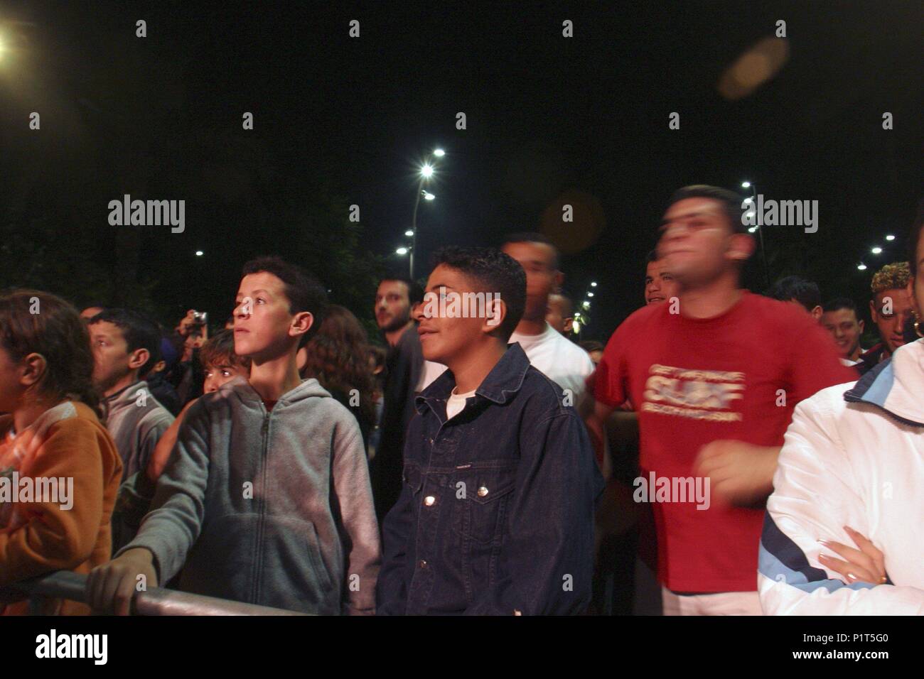 Barrio / Rambla del Raval (el más multietnico de la ciudad); jovenes de ascendencia arabe asistiendo a concierto de 'Rai' (Cheb Samir). Stock Photo