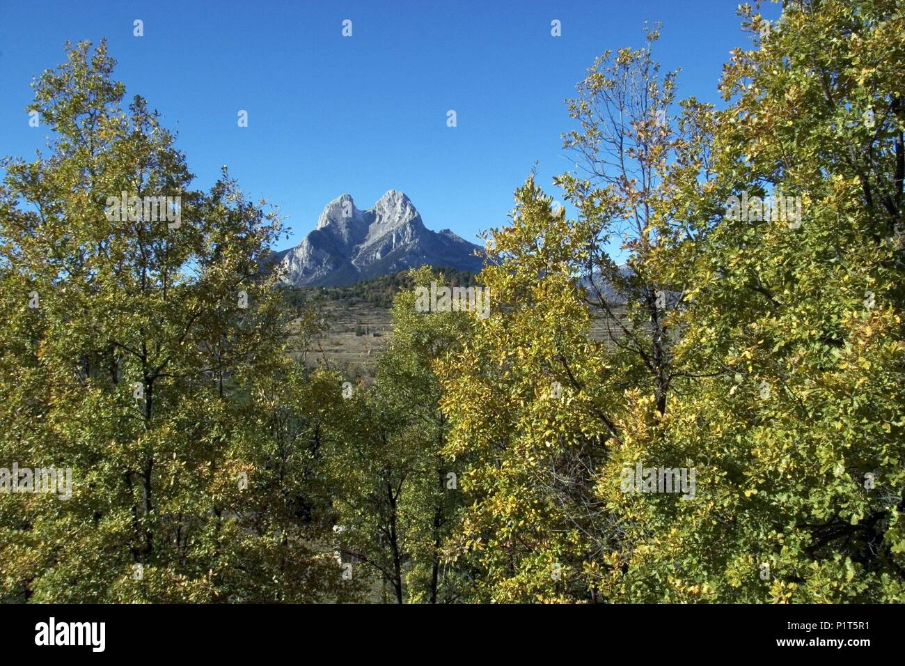 El Berguedà: Macizo del Pedraforca en la Sierra del Cadí desde Massanes. Stock Photo