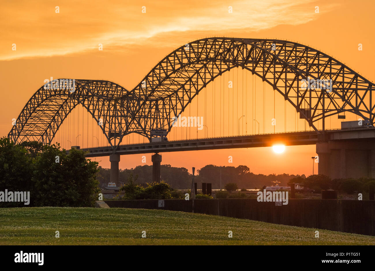 Hernando de Soto Bridge, a double-arch bridge spanning the Mississippi River between Memphis, TN and West Memphis, AR, at sunset. (USA) Stock Photo