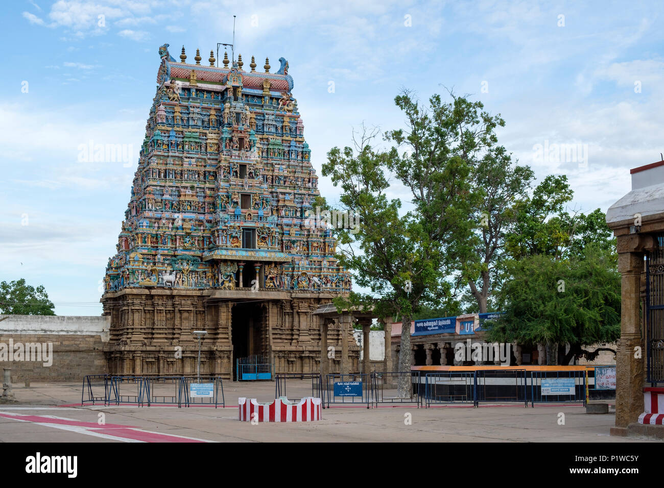 One of the seven gopura (gateway towers) of Dravidian-style Kallalagar (or Koodal Alagar) Temple, Madurai District, Tamil Nadu, India. Stock Photo