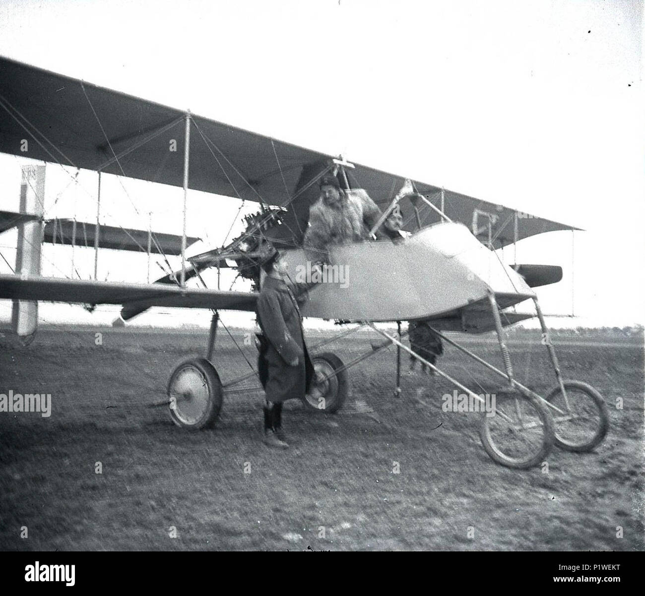 Guerre 14-18, photo avion biplan Voisin III Français à un aérodrome Guerre 14-18, photo avion biplan Voisin III Français à un aérodrome