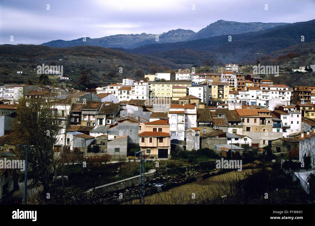 SPAIN - Extremadura - Valle del Jerte (district) - CACERES. Tornavacas en el Valle del Jerte; vista del pueblo y paisaje en otoño. Stock Photo