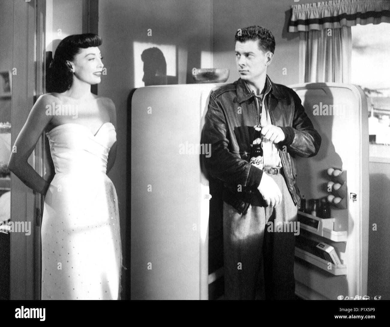 Original Film Title: THE SNIPER.  English Title: THE SNIPER.  Film Director: EDWARD DMYTRYK.  Year: 1952.  Stars: MARIE WINDSOR; ARTHUR FRANZ. Credit: COLUMBIA PICTURES / Album Stock Photo