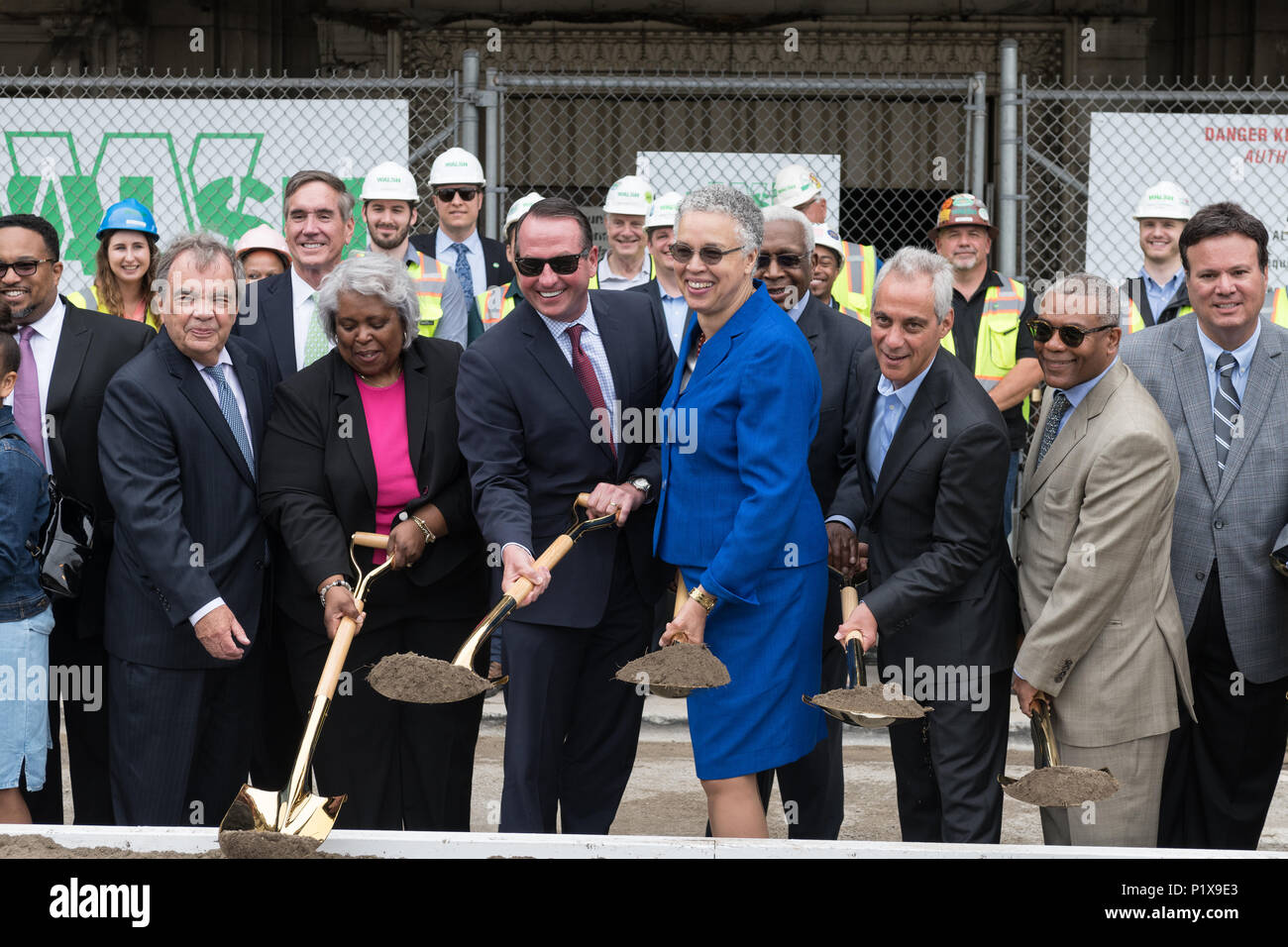 Attendees at the groundbreaking ceremony for the redevelopment of Cook County Hospital including Toni Preckwinkle and Rahm Emanuel Stock Photo