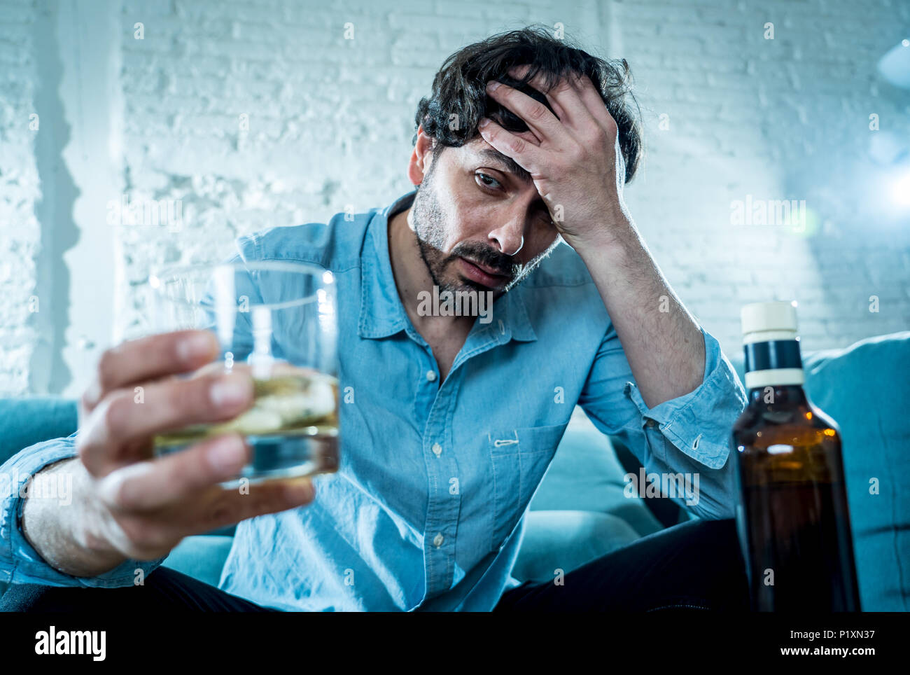 Человек после похмелья. Похмелье всегда. Человек с похмелья. Парень с бодуна. Человек пьет виски.