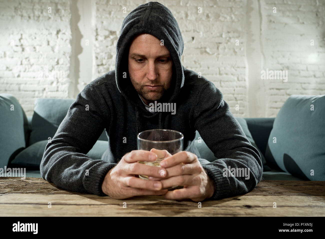 том харди прикуп с сигаретой. злоупотребление алкоголем. напитки газированные безалкогольные. чел с очками который пьет пиво москва. новогодний джерард уэй.