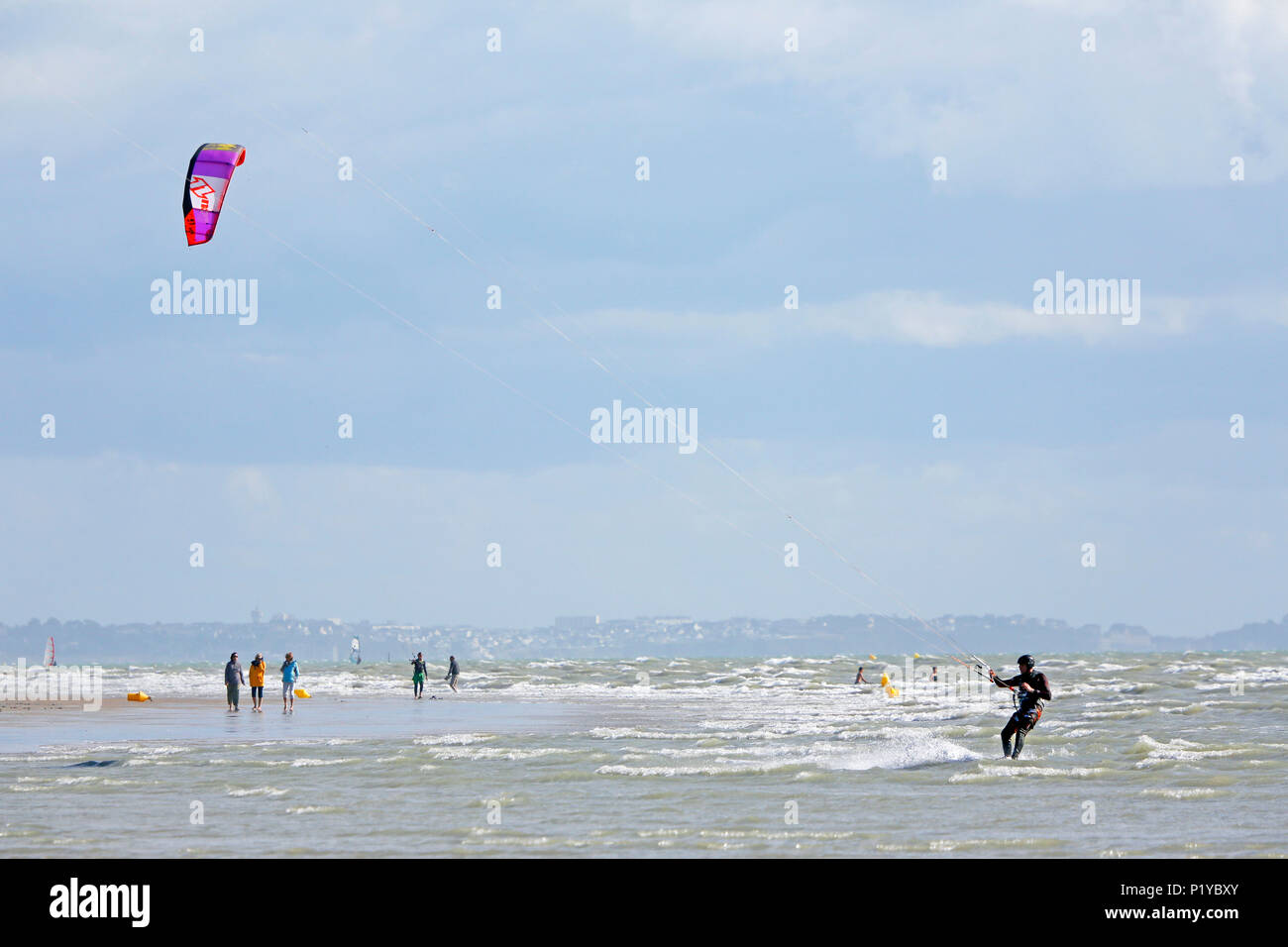 Normandie, Manche Hauteville sur Mer, man doing kitesurfing. Stock Photo