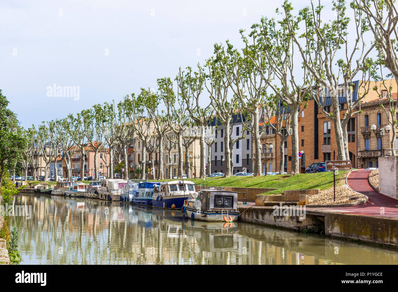 Narbonne, Occitanie region, southern France.  The Canal de la Robine which runs through the centre of the town. Stock Photo