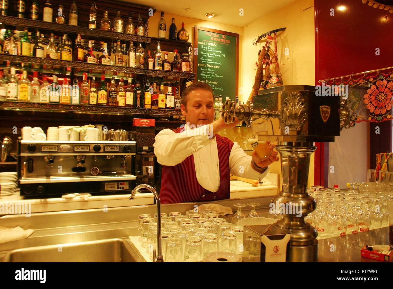 Taberna del Alabardero (#4);  (barrio de Ópera); camarero sirviendo una caña de cerveza. Stock Photo