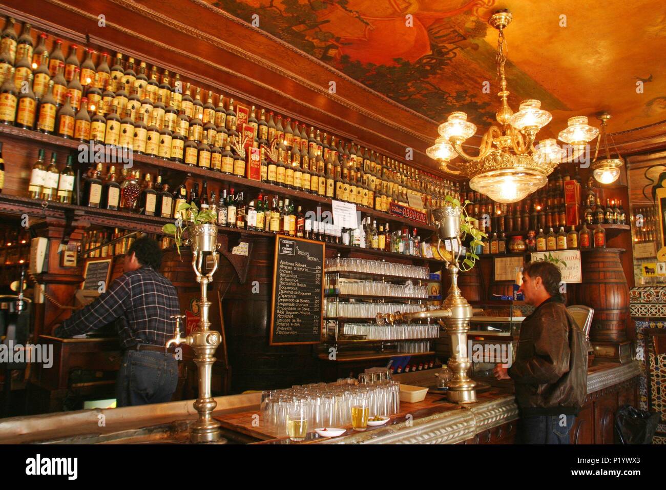 bar "Taberna Angel Sierra" (barrio de Chueca), barra y estanterías Stock  Photo - Alamy