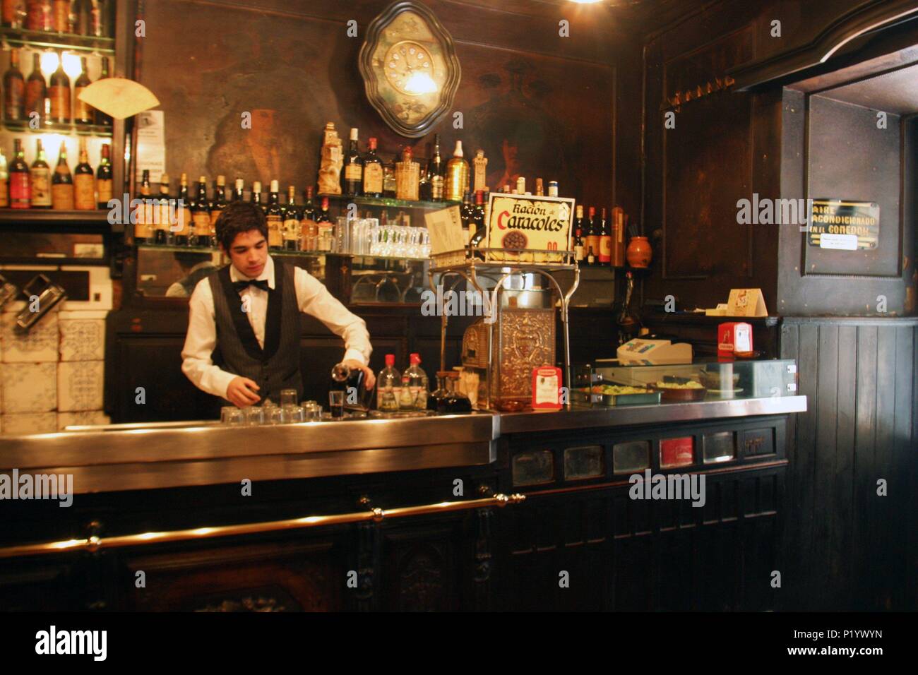 Bar 'La Taberna de Antonio Sánchez' (barrio Tirso de Molina); camarero sirviendo copa de vino en la tradicional barra. Stock Photo