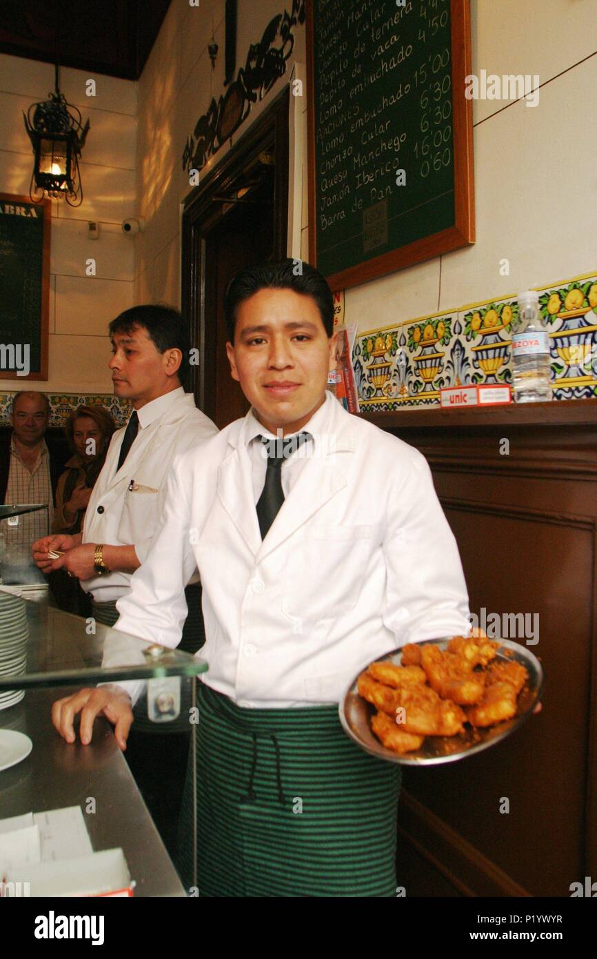 Bar 'Casa Labra' (calle Tetuan junto a Puerta del Sol / centro); camarero con fritos de bacalao. Stock Photo