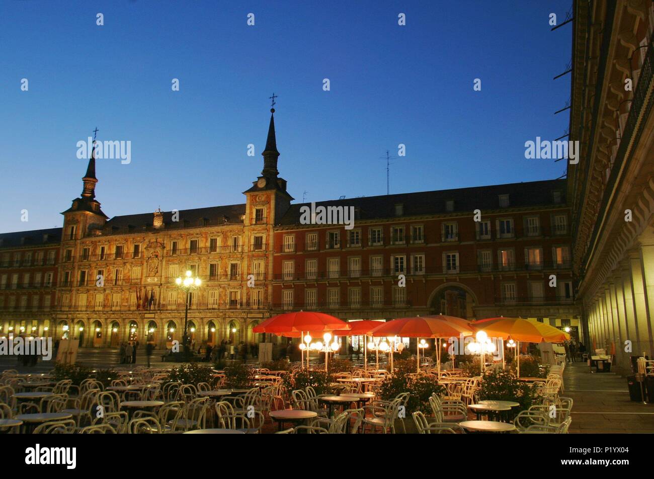 Madrid; Plaza Mayor al atardecer; terrazas de bares. Stock Photo