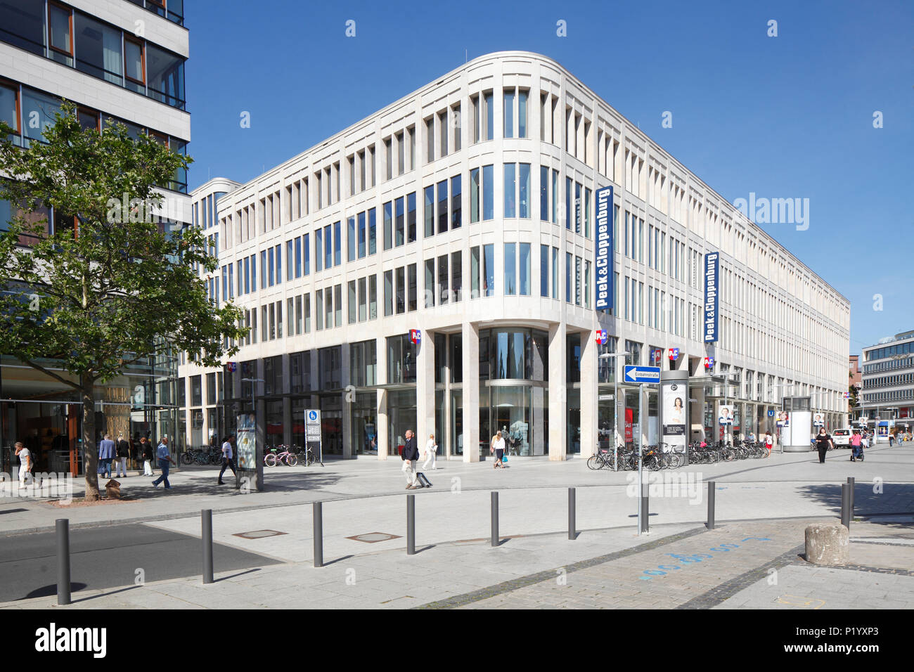 Textile department store Peek and Cloppenburg, Modern business building in  the city center, Hannover, Lower Saxony, Germany, Europe I Textilkaufhaus  Stock Photo - Alamy
