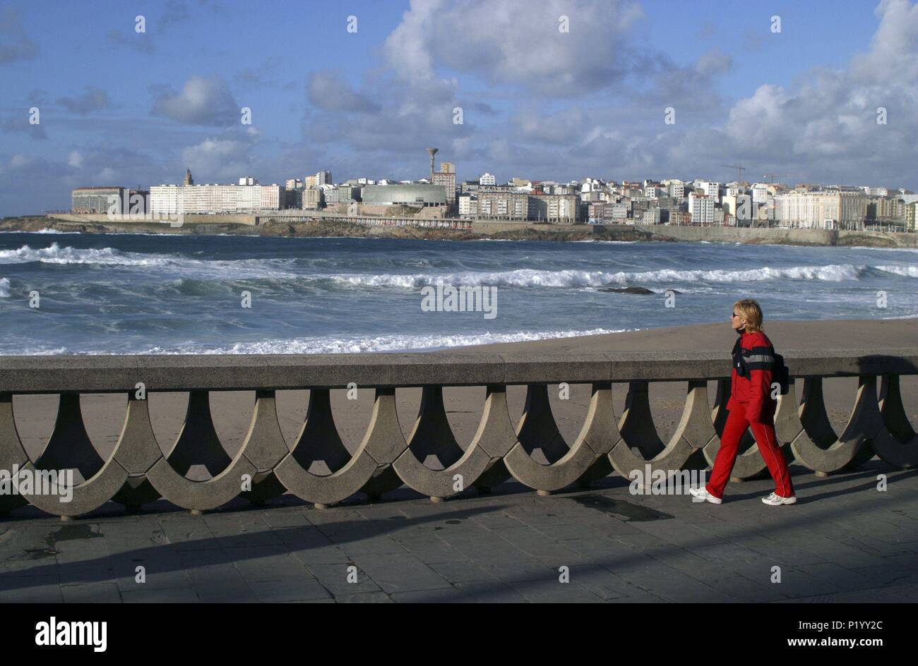 A / La Coruña; paseo marítimo con playas de Riazor y Orzán; al fondo el 'Domus'. Stock Photo