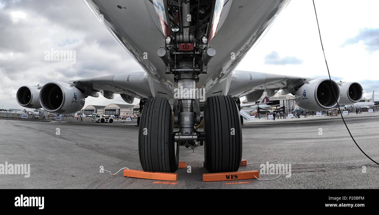 Nose wheel landing gear hi-res stock photography and images - Alamy