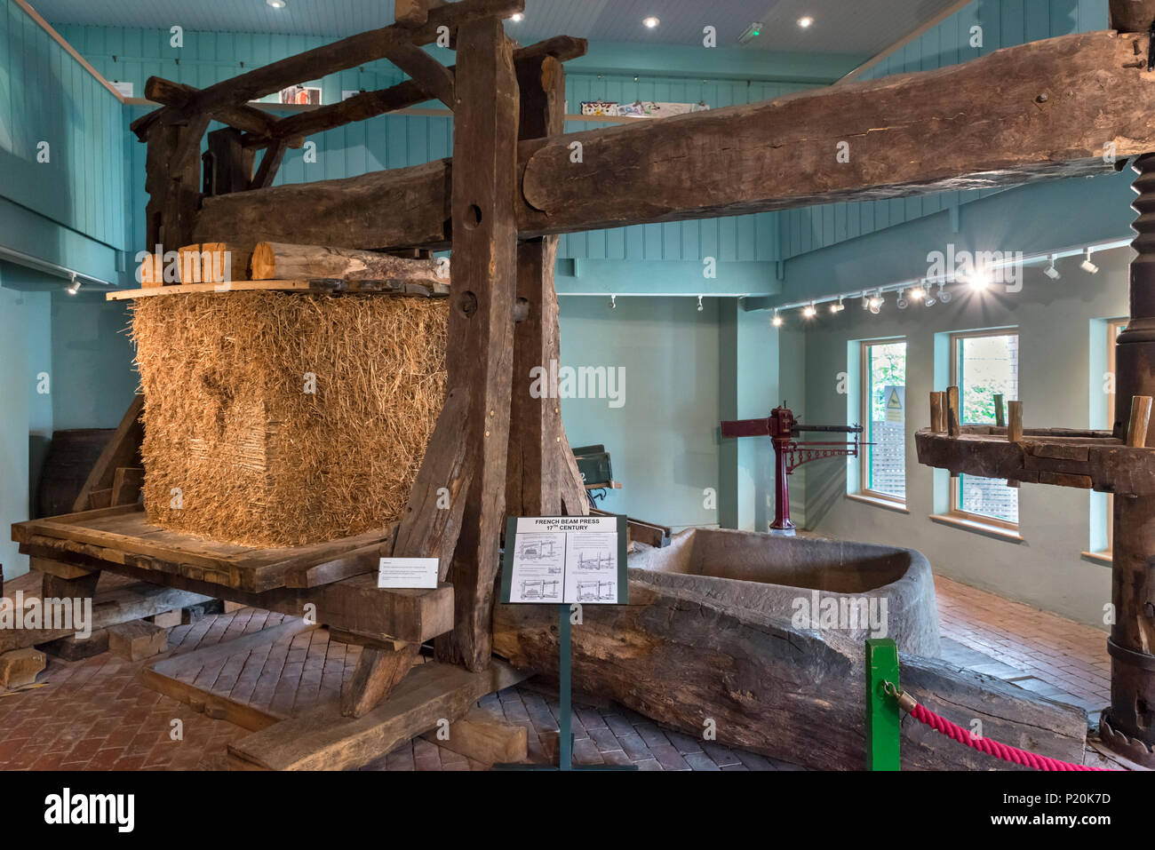 cider-making-a-17th-century-french-beam-press-in-the-hereford-cider-museum-hereford-herefordshire-england-uk-P20K7D.jpg