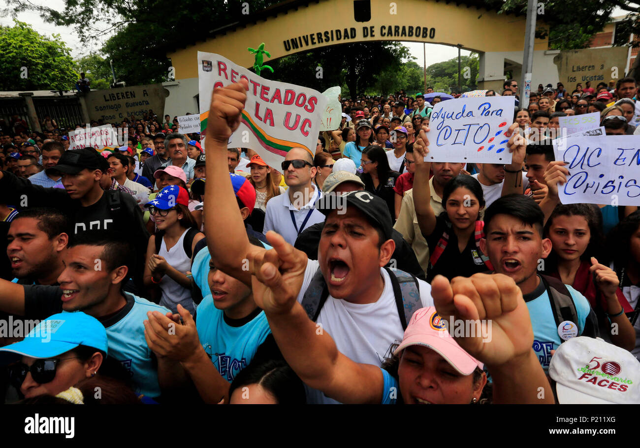 Valencia, Carabobo, Venezuela. 13th June, 2018. Students, professors and staff working at the University of Carabobo, UC, hold protest called 'Resteados con la UC' demanding improvements in security, the dining room, staff salaries. Demonstration was held in front of the Arco de Barbula, emblematic entrance to the campus. Credit: Juan Carlos Hernandez/ZUMA Wire/ZUMAPRESS.com/Alamy Live News Stock Photo