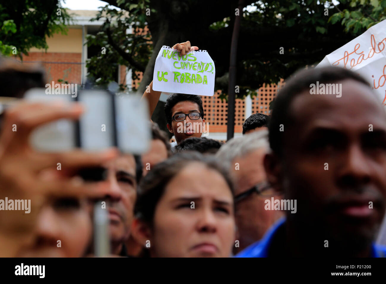 Valencia, Carabobo, Venezuela. 13th June, 2018. Students, professors and staff working at the University of Carabobo, UC, accompanied the authorities in the protest called 'Resteados con la UC'. It demanded improvements in security, the dining room, staff salaries, among many others, and was carried out in the Arco de Barbula, emblematic entrance to the campus. Credit: Juan Carlos Hernandez/ZUMA Wire/ZUMAPRESS.com/Alamy Live News Stock Photo