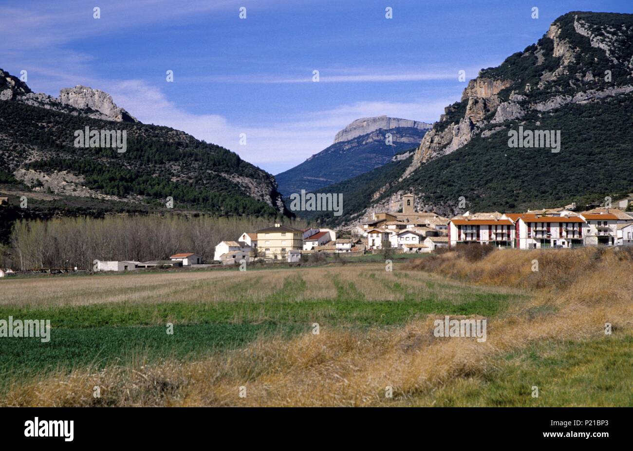 SPAIN - Valles Pirenaicos (district) - Saragossa Zaragoza. Sigües; pueblo y valle del río Esca ( cerca de la Foz de Lumbier (Navarra). Stock Photo