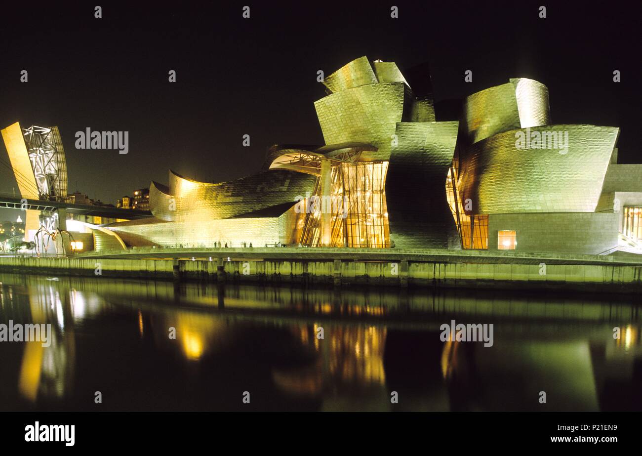 Museo Guggenheim junto a la ría de Bilbao; espectacular diseño arquitectonico. Stock Photo