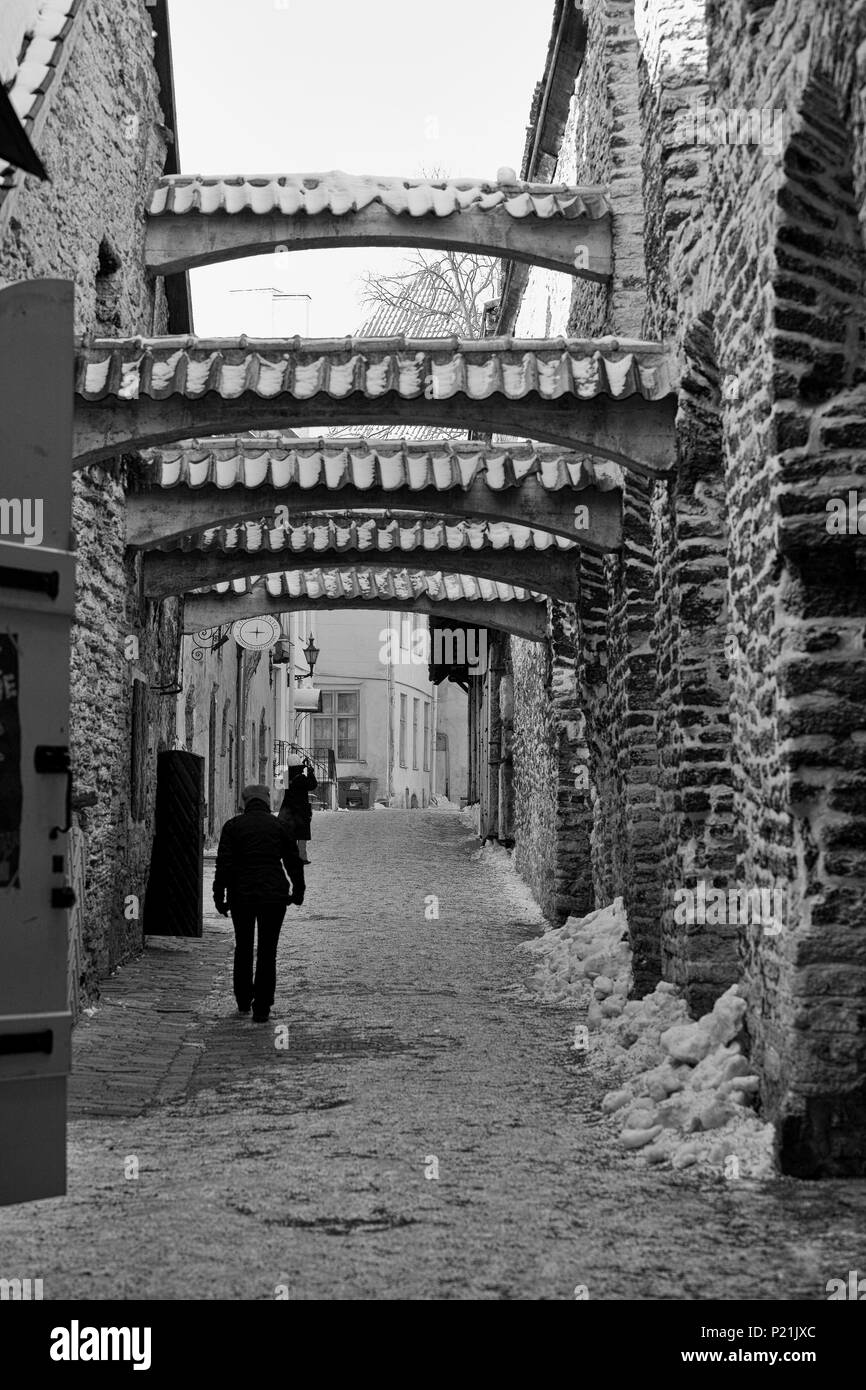 Katariina Käik, (St. Catherine's Passage), Tallinn, Estonia: a medieval lane between Vene and Müürivahe: black and white version. MODEL RELEASED Stock Photo