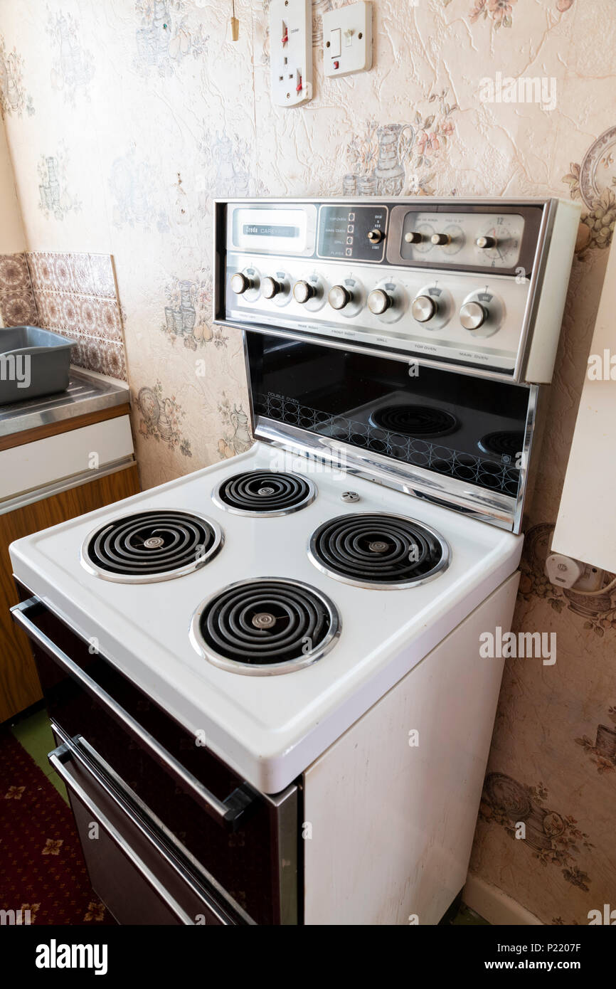 Mid century Creda Carefree freestanding electric cooker in an old fashioned  kitchen Stock Photo - Alamy