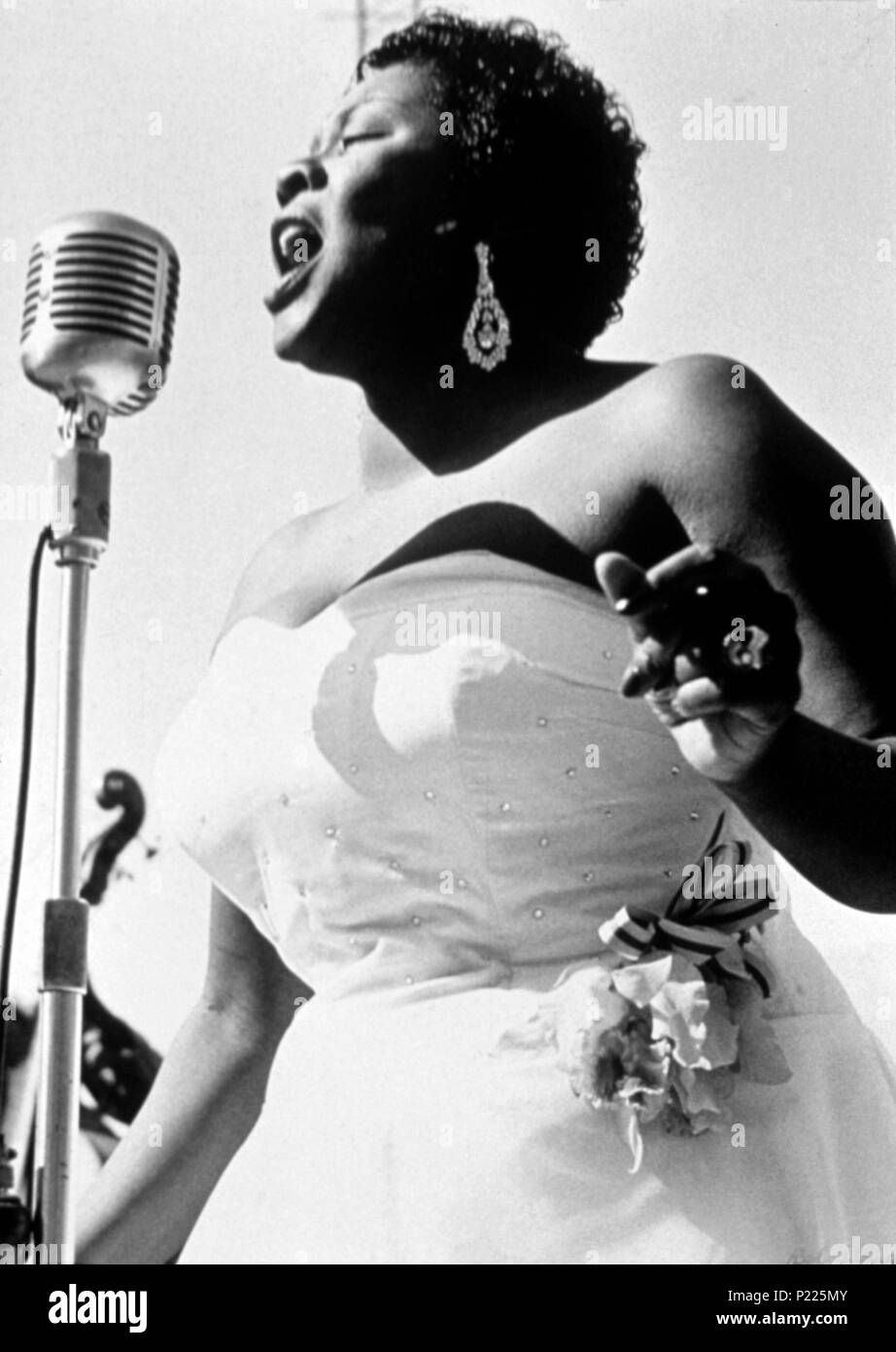 Dinah Washington en una actuación en el Wrigley Field de Los Angeles, 1950. Stock Photo