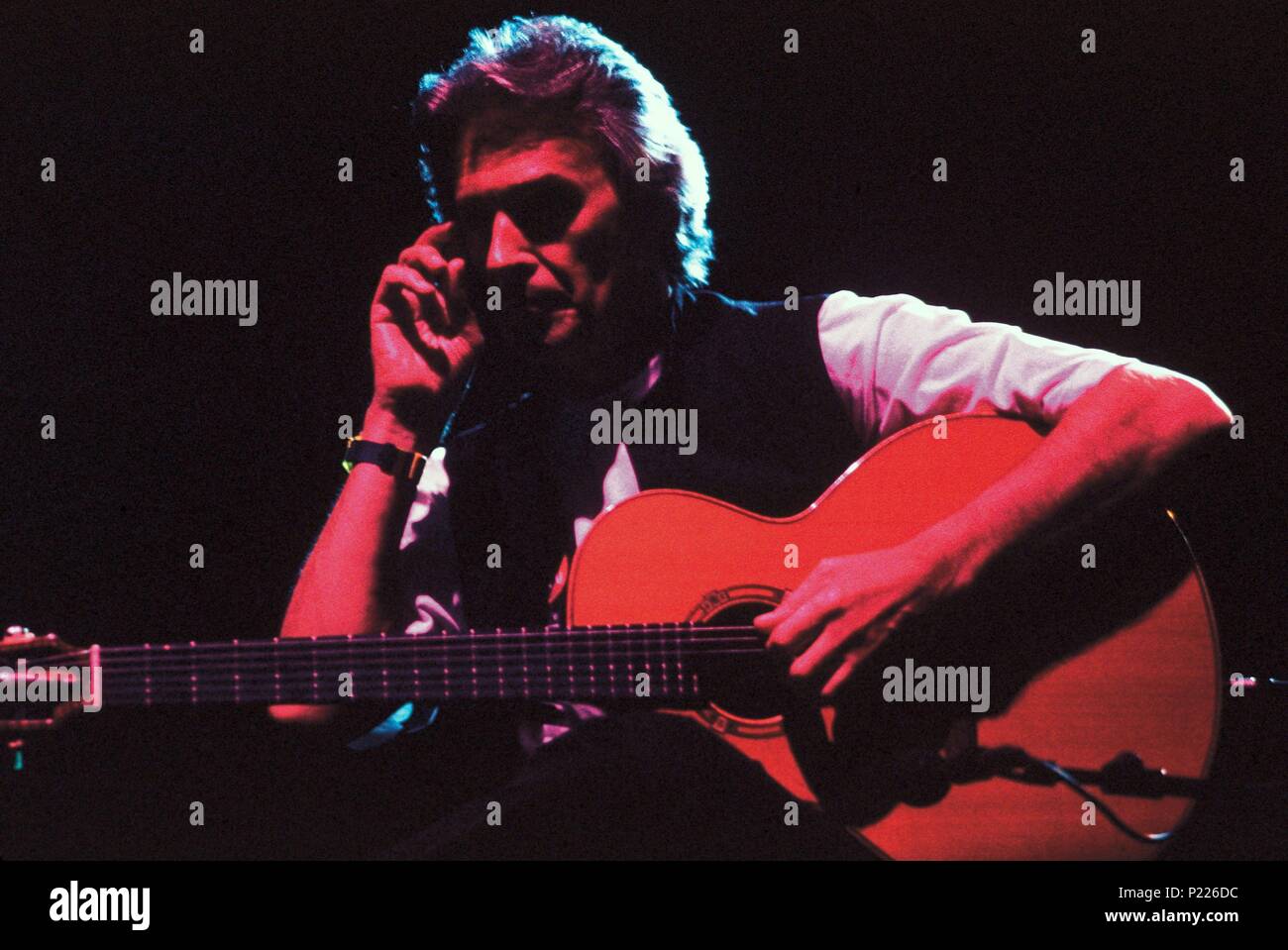 John McLaughlin en la actuación de The Guitar Trio, en el Festival Grec 96.  Velódromo de Horta, Barcelona Stock Photo - Alamy