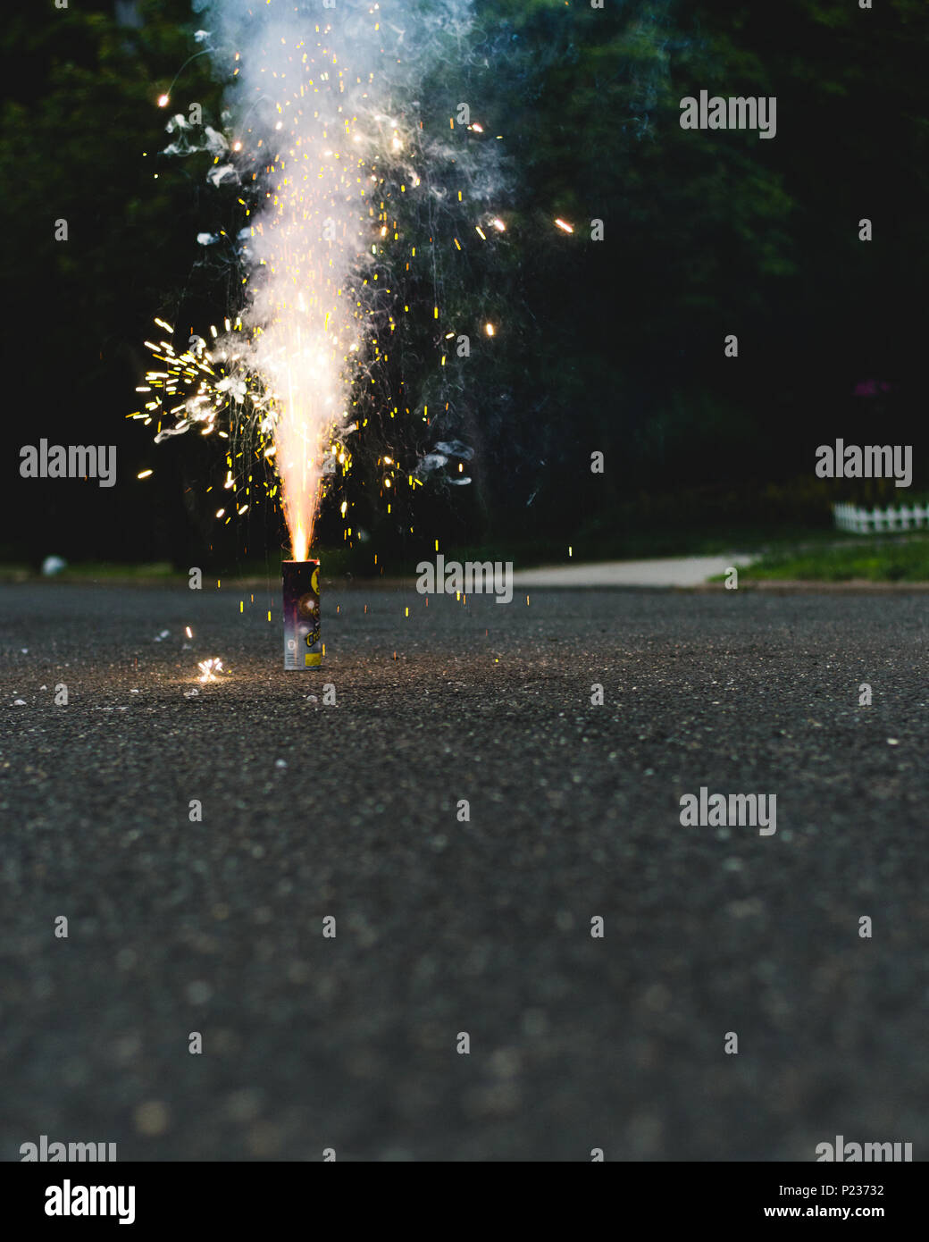 Exploding cake hi-res stock photography and images - Alamy