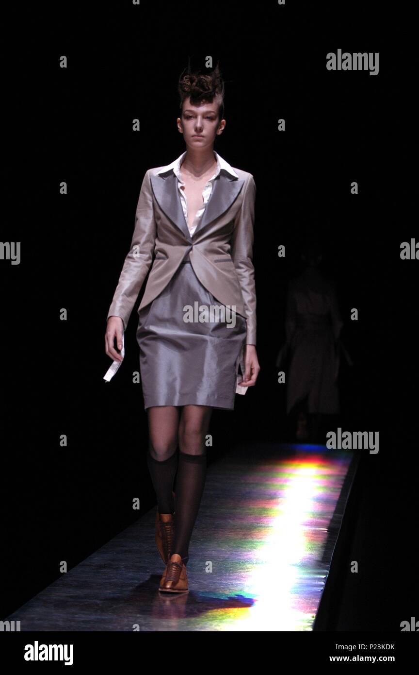 21 / 03 / 2006; Tokyo Fashion Week, model wearing a Kino design clothes ...