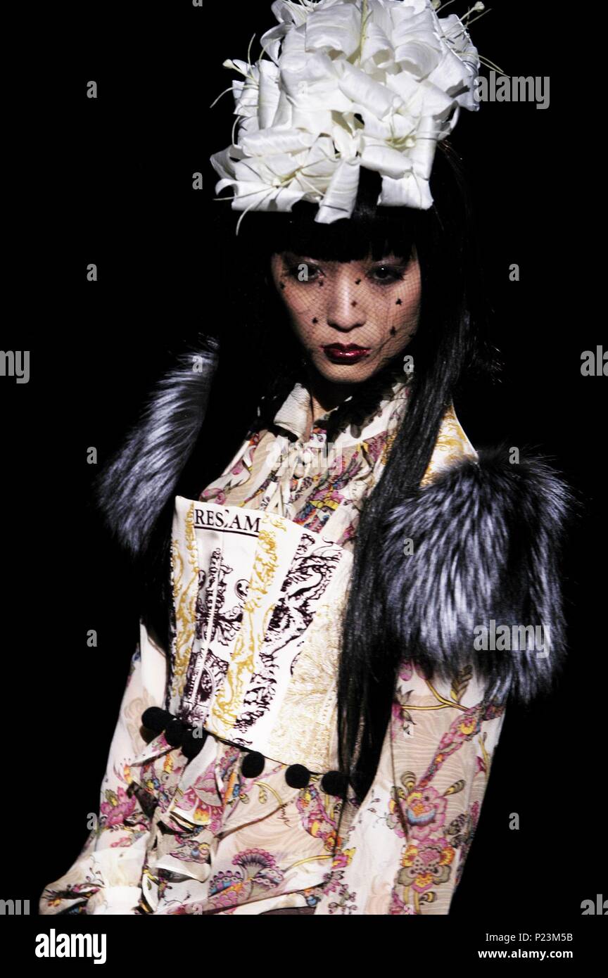 24 / 03 / 2006; Tokyo; Fashion Week, last show held at Meiji Jingu