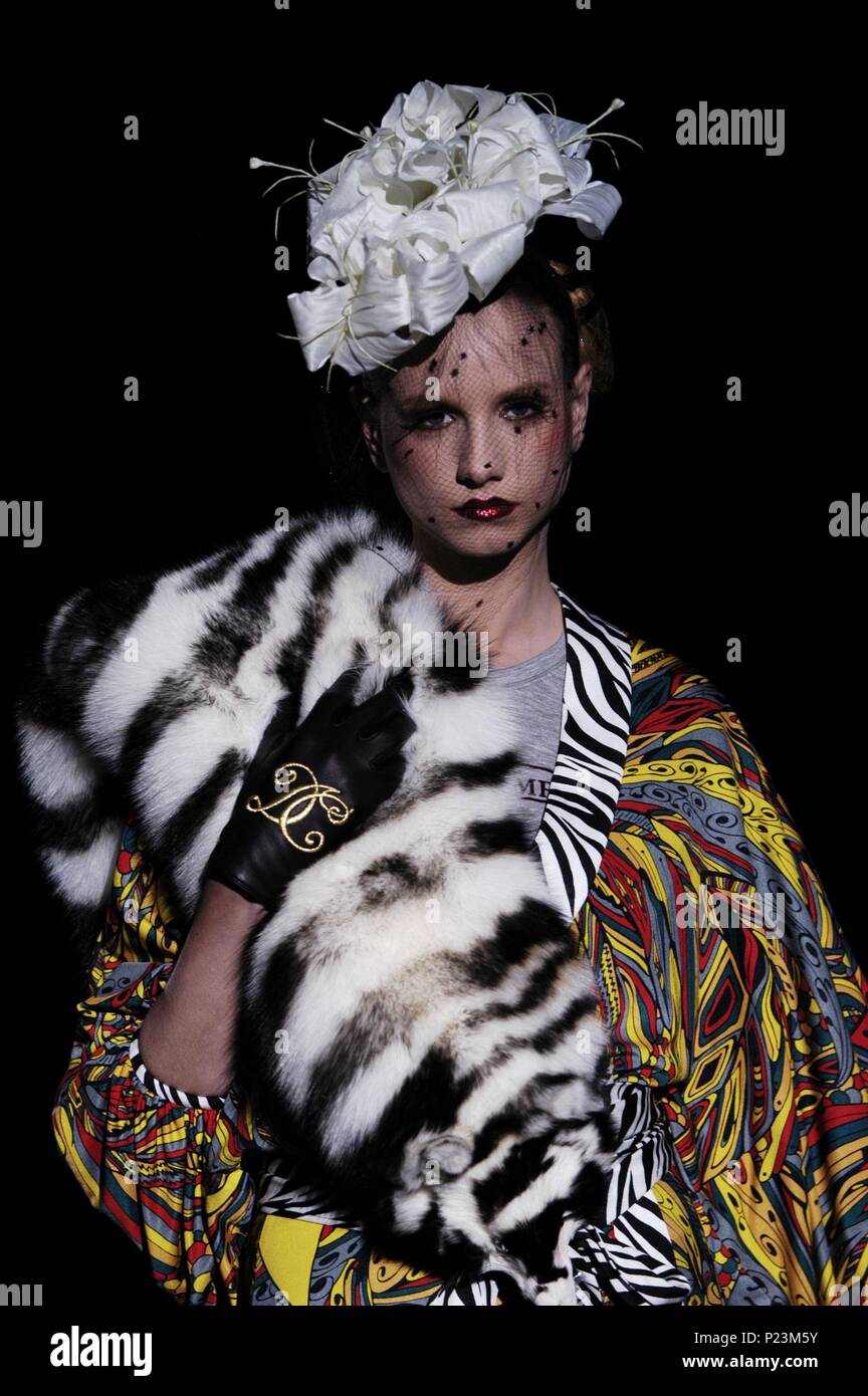 24 / 03 / 2006; Tokyo; Fashion Week, last show held at Meiji Jingu