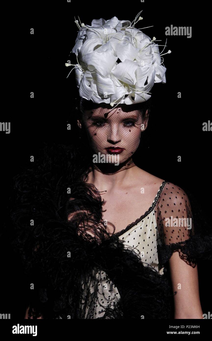 24 / 03 / 2006; Tokyo; Fashion Week, last show held at Meiji Jingu