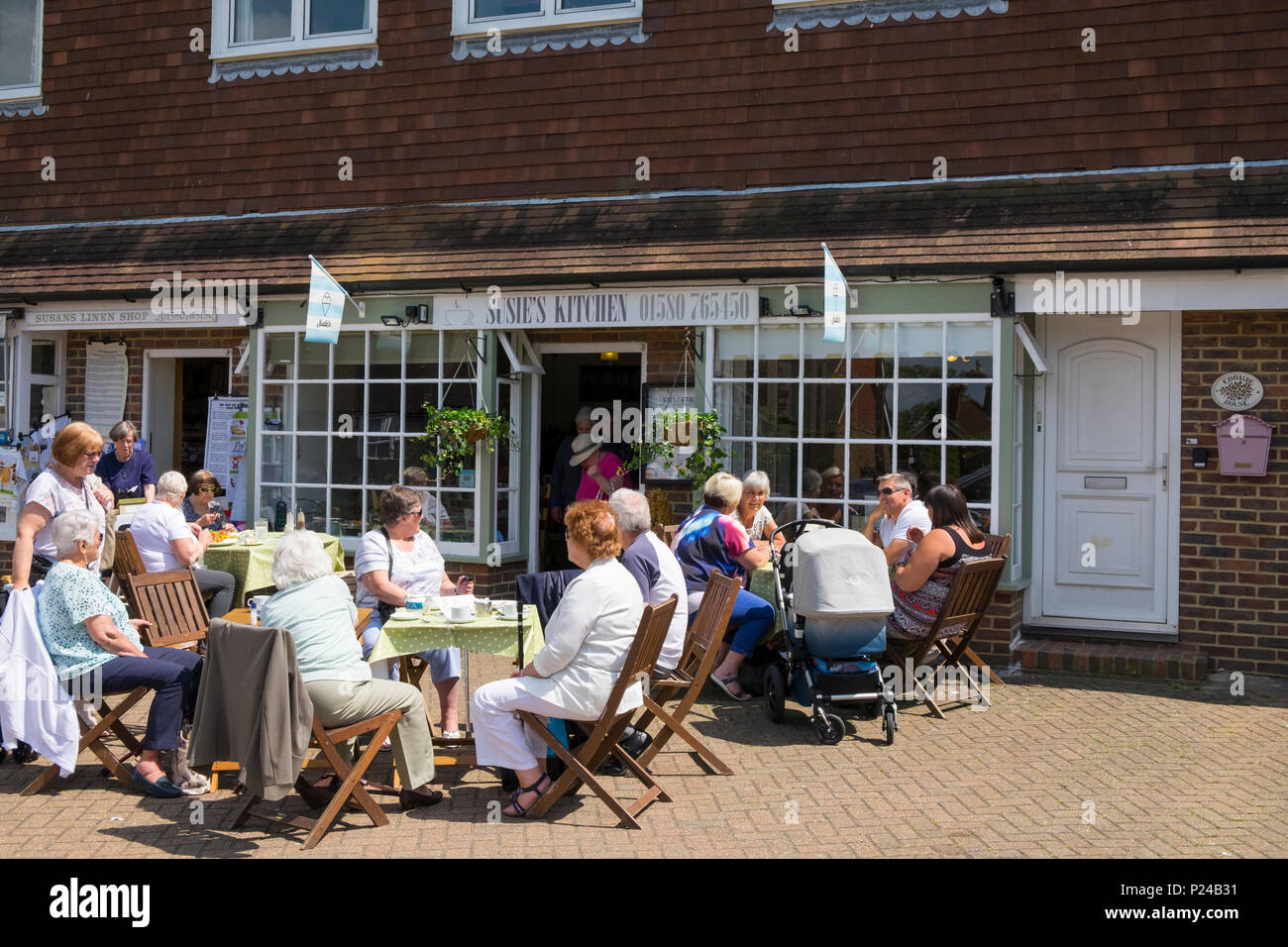 Group of people sitting outside drinking and eating, susies kitchen, tenterden, kent, uk Stock Photo