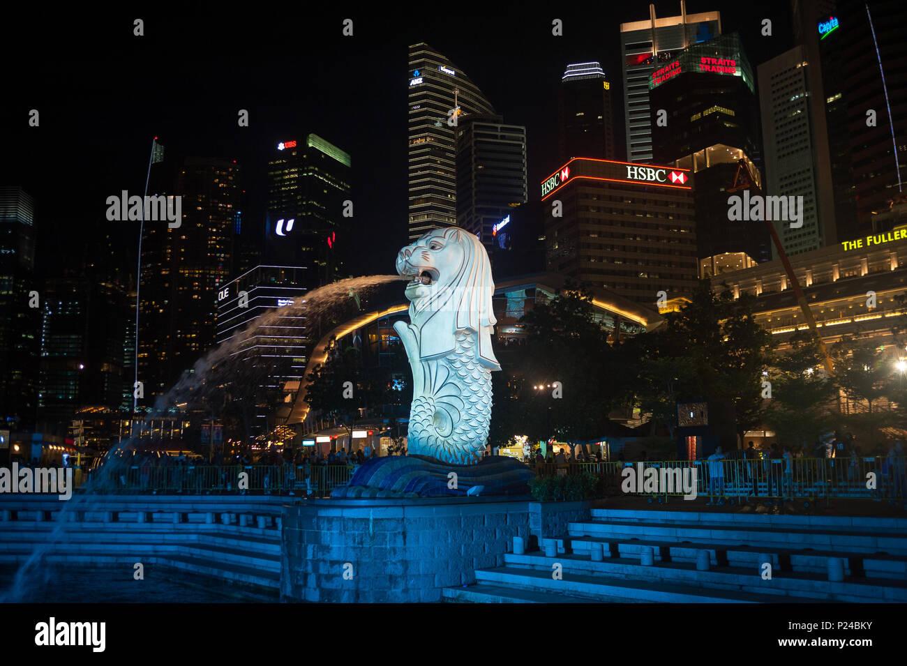 Singapore, Singapore, Merlion figure and financial center at night Stock Photo Alamy