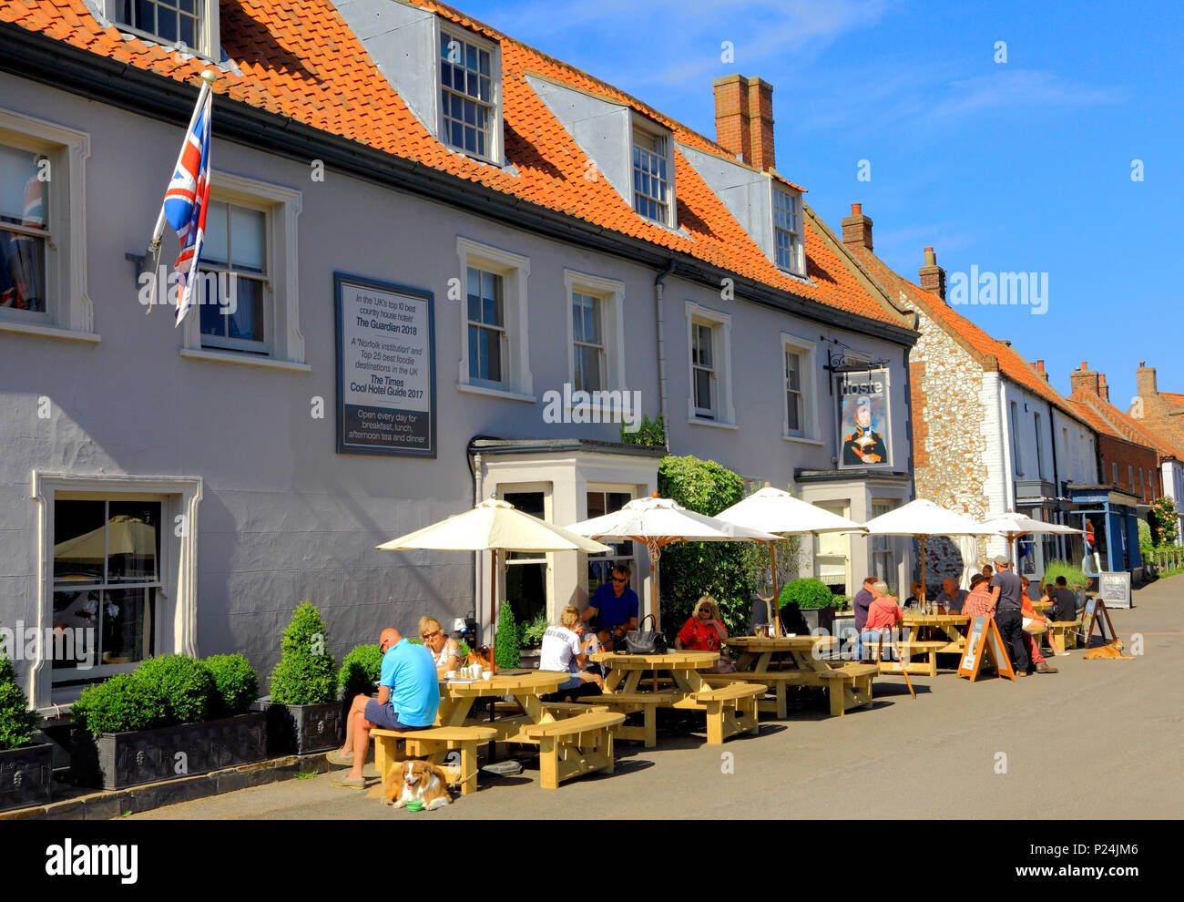 Outdoor seating tables hi res stock photography and images Alamy