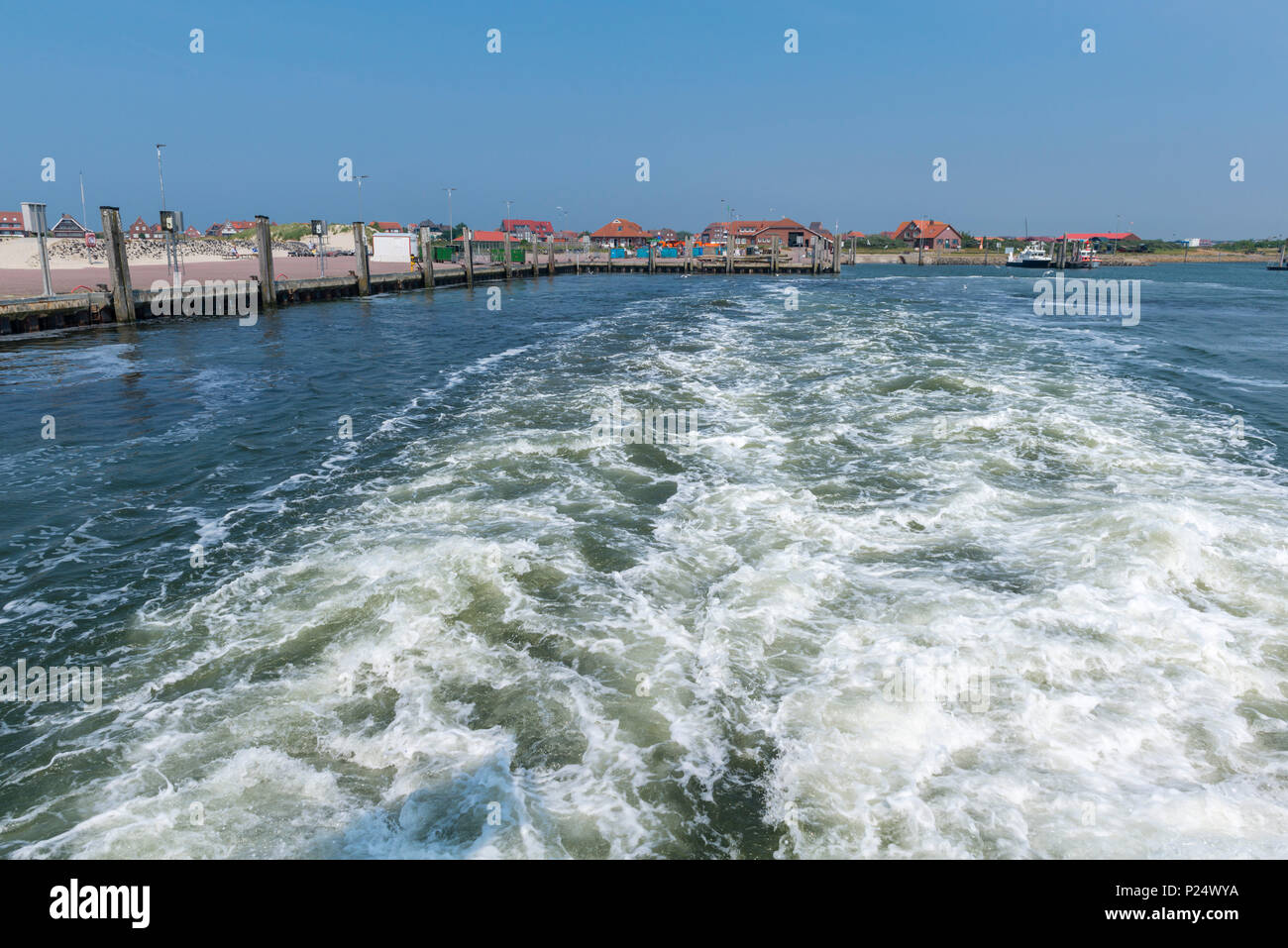 Die Inselfähre verläßt Baltrum Richtung Neßmersiel auf dem Festland, Baltrum, Ostfriesland, Niedersachsen, Deutschland Stock Photo