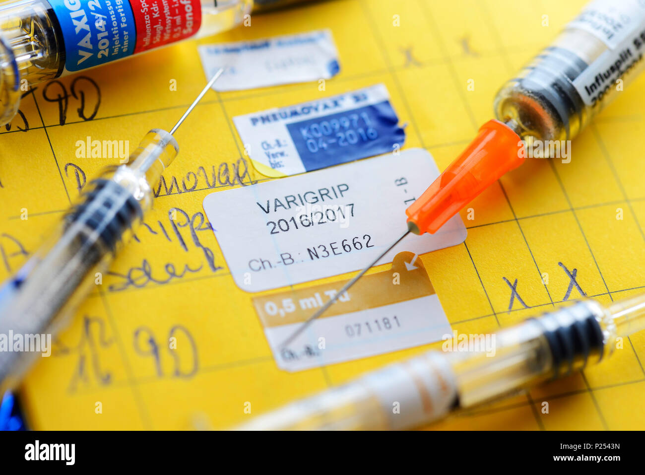 Yellow Card, syringes, influenza vaccination Stock Photo