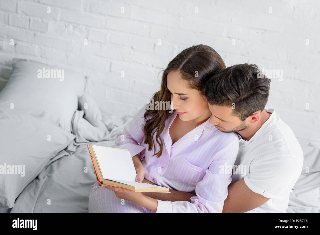 муж и жена читают библию. чтение книги в парке. парень и девушка читают книгу. упражнение на запоминание пар слов. энн хэтуаэ “любовь и другие лекарства”.