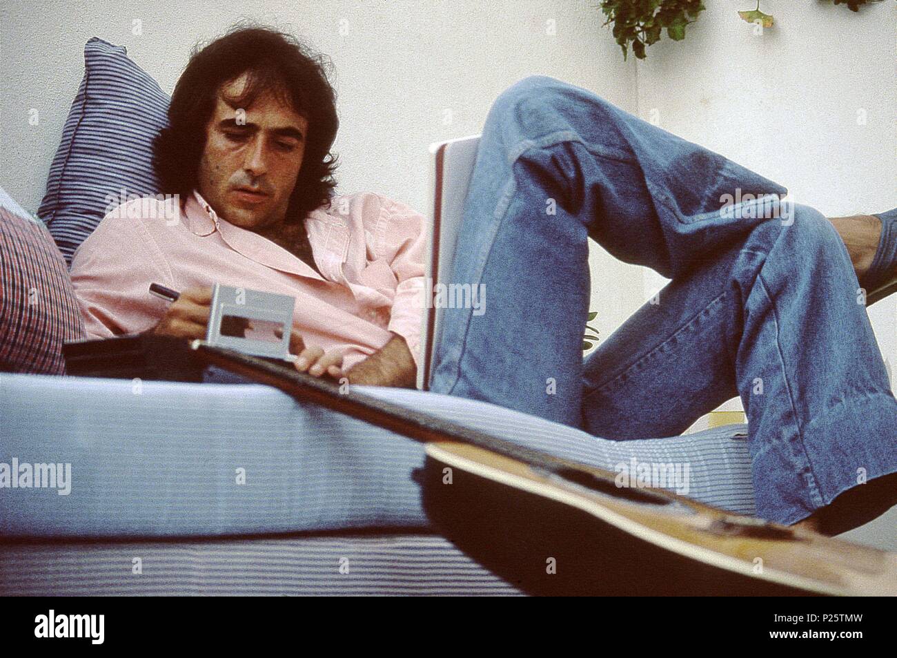 El Cantautor Catalan Joan Manuel Serrat Fotografiado En 1979 En Mallorca Stock Photo Alamy