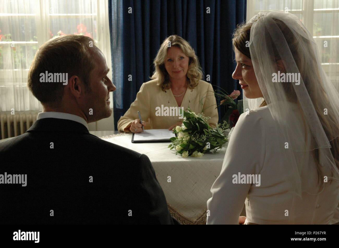 Original Film Title: EMMAS GLÜCK. English Title: EMMAS GLÜCK. Film  Director: SVEN TADDICKEN. Year: 2006. Stars: JURGEN VOGEL; JORDIS TRIEBEL.  Credit: WÜSTE FILM WEST GMBH/SÜDWESTFUNK (SWF)/WÜSTE FIMPRODUKTION / Album  Stock Photo -, image size:1300x954