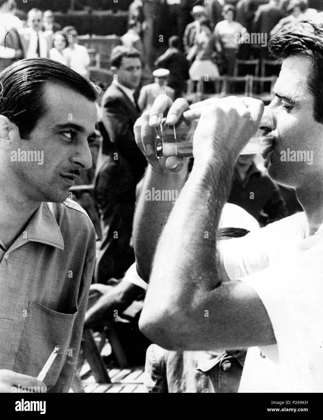 José Agustín Goytisolo con Juan Manuel Couder. Barcelona, 1960 Stock